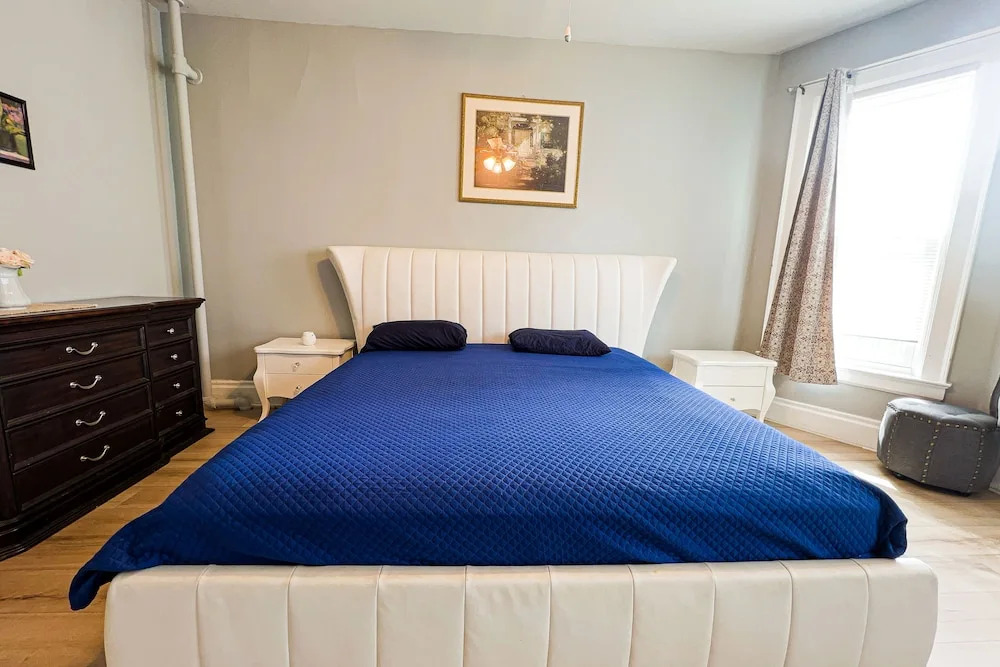 THE 1023 With Private Yard & Parking, Near Falls & Casino by Niagara Hospitality