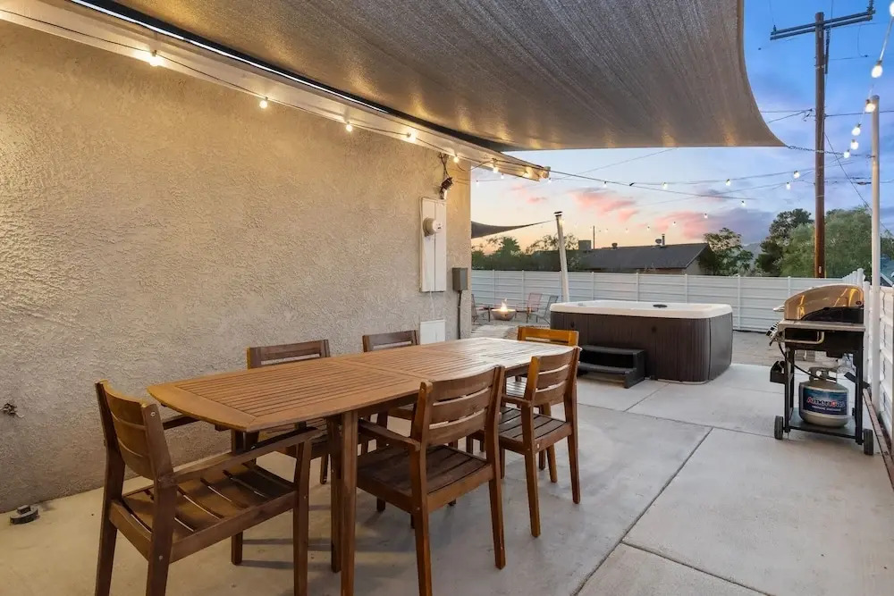 Tangerine House - Hot Tub, Fire Pit, Bbq! 3 Bedroom Home by RedAwning