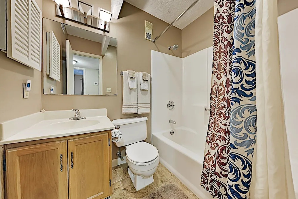 Poolside , Steps From The Beach! 1 Bedroom Condo