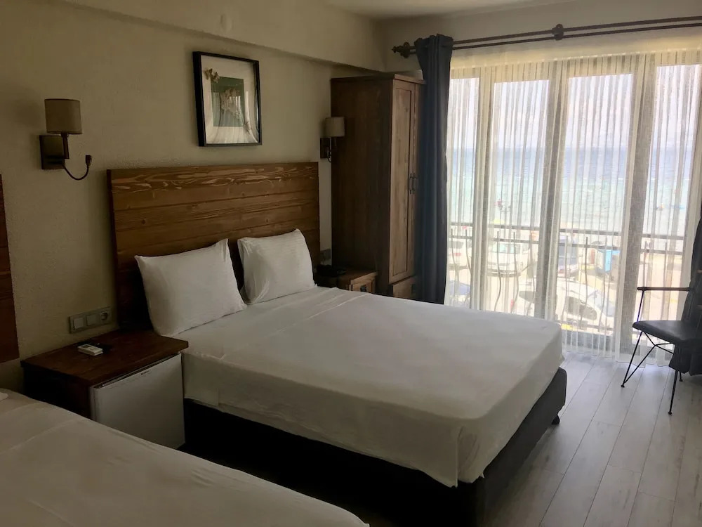 8 Rooms Hotel