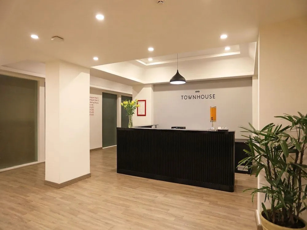OYO Townhouse 028 Corporate Suite