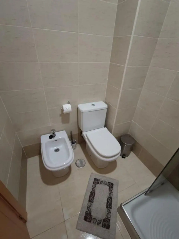 Apartamento con patio, piscina y parking privado