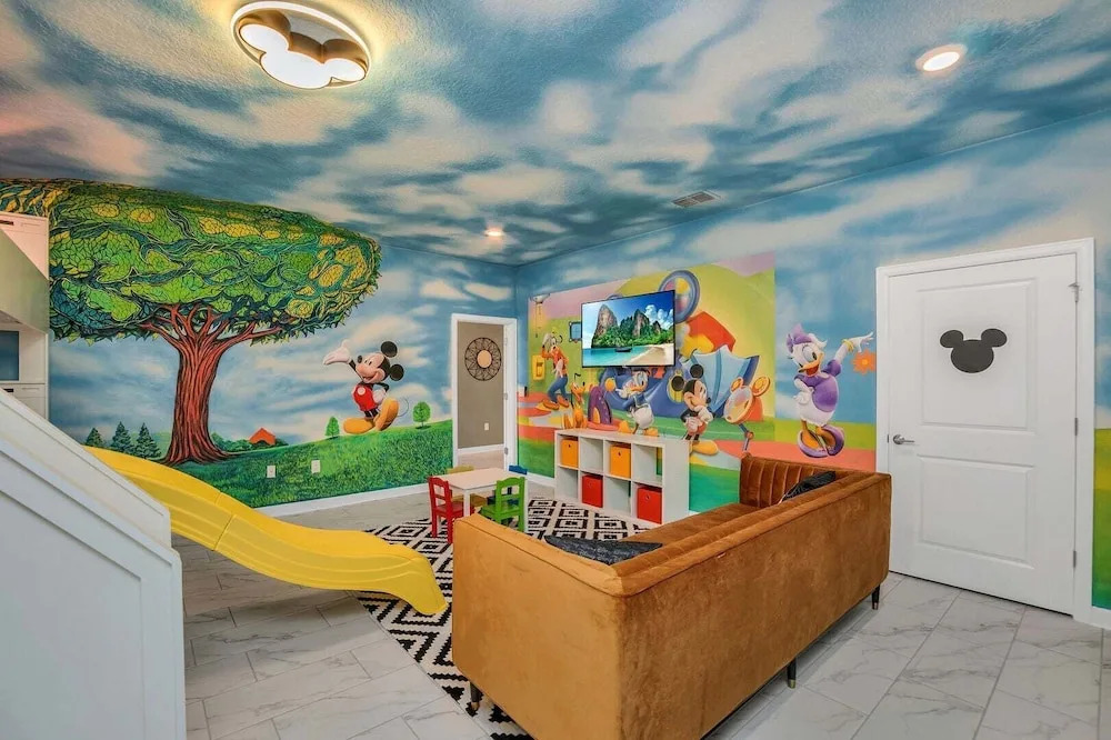 Disney Decorated Home 8min to Disneyworld Pool/spa Sleeps 22 104