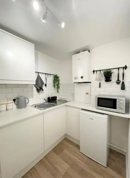 Central, Bright & Spacious Apartment - Parking Included