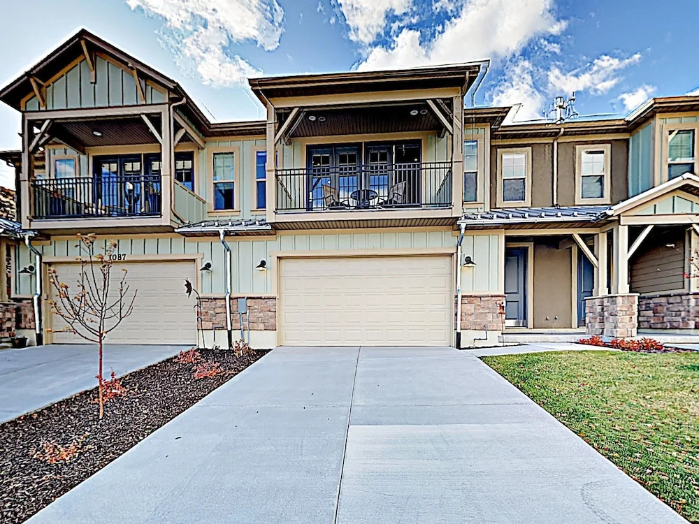 New-build Near Deer Valley W/ Private 2-car Garage 3 Bedroom Townhouse