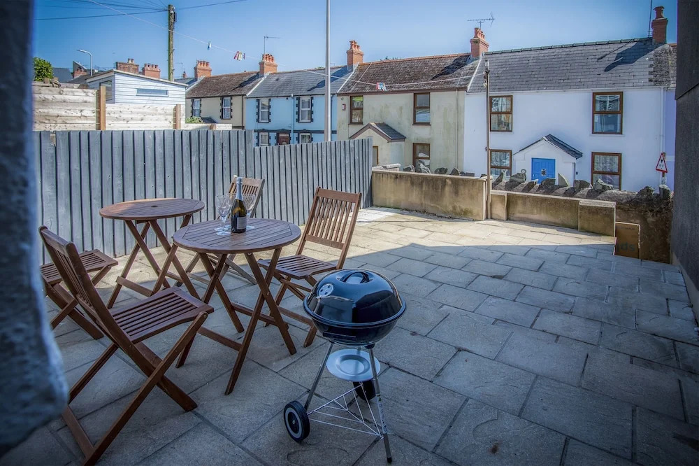 Ivy Cellar - 1 Bedroom Apartment - Tenby