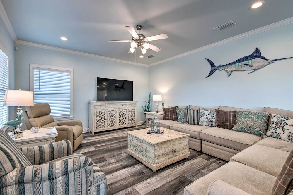 Luxe Stilted Home w/ Kayaks: Walk to Beach