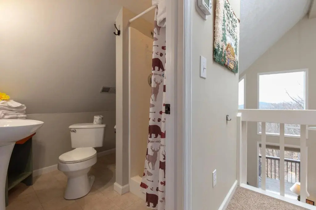 Kickback Kabin, 3 Bedrooms, Deck, Hot Tub, Pool Access, Sleeps 6