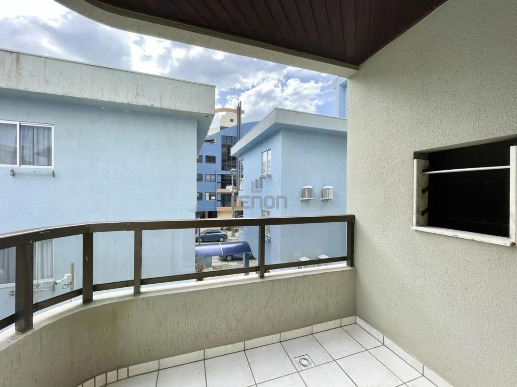 132 - Localizado na Avenida Principal de Bombas - Apto com 02 dormitórios