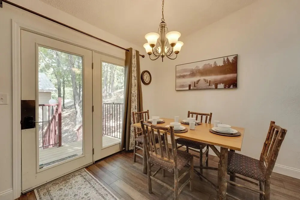 3 Mi to Table Rock Lake: Cozy Cabin in the Woods!
