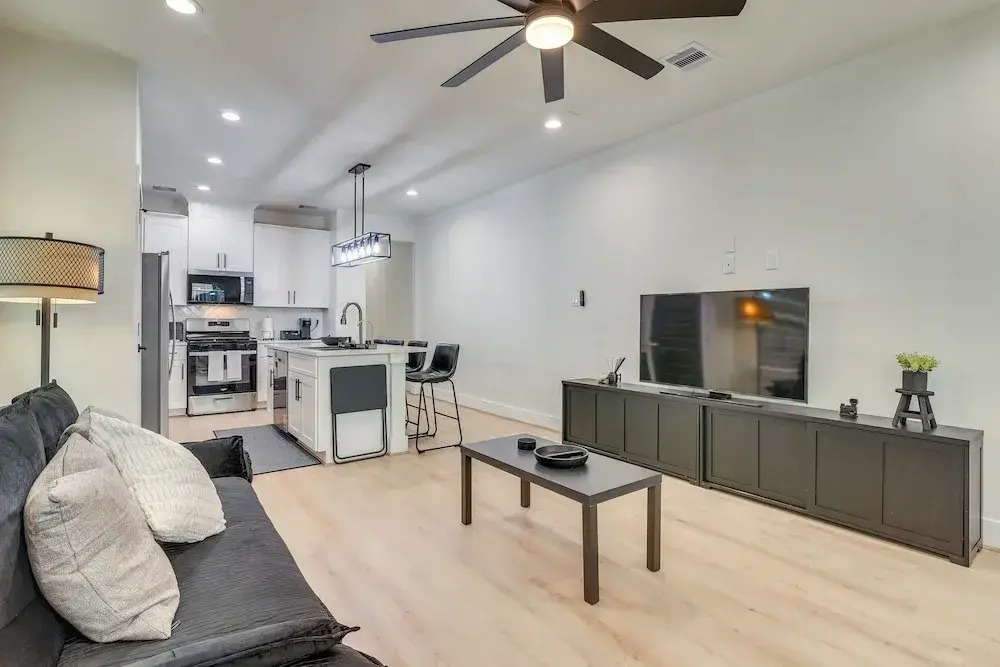 Walkable E Downtown Houston Townhome: Pet-friendly