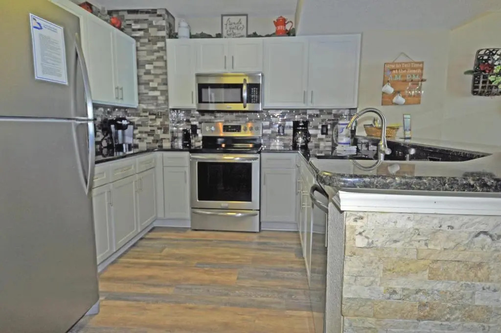 Oceanfront Well Maintained, Walk to Boardwalk, Beach Bars, 902