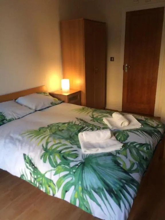 Central Reading Canal Side Apartment sleeps 4 with Parking