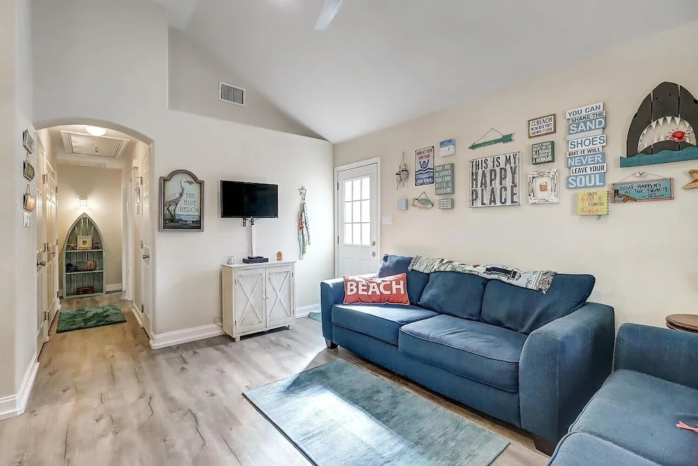 Heron Hideaway 2 Bedroom Cottage by RedAwning