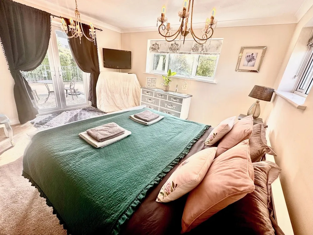 Peveril House, Spacious Eco-friendly Holiday Home