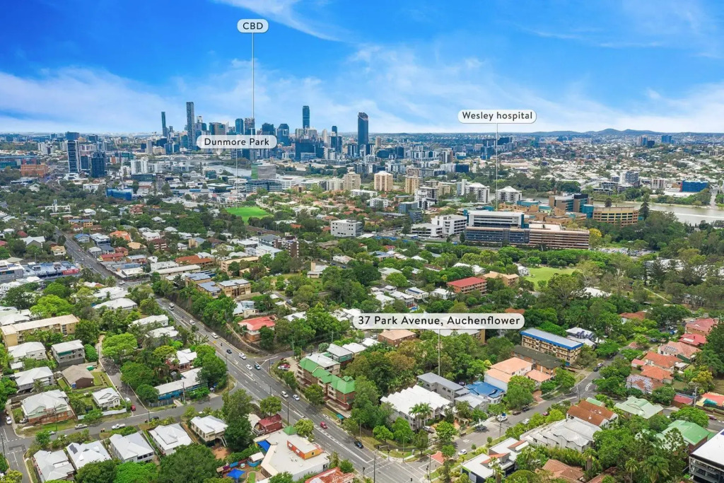 Park Avenue Luxe Chic Townhouse Sleeps 9, Carpark