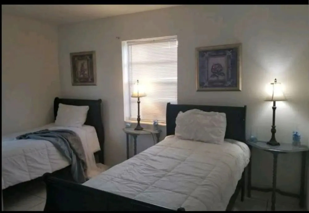 Beach only 4 miles away 2BR-1BTH w pool