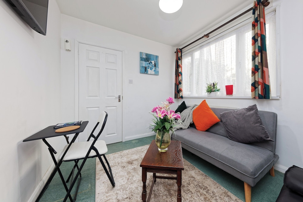 House Sleeps 14 With Enclosed Garden