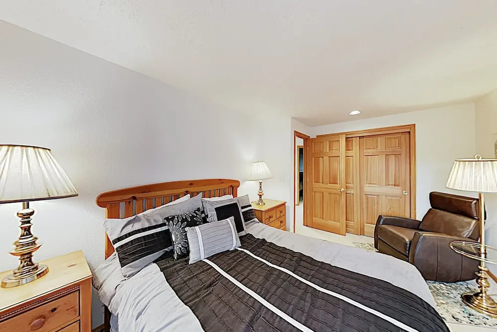 Tranquil North End Gem W/ Hot Tub & Bikes 5 Bedroom Home