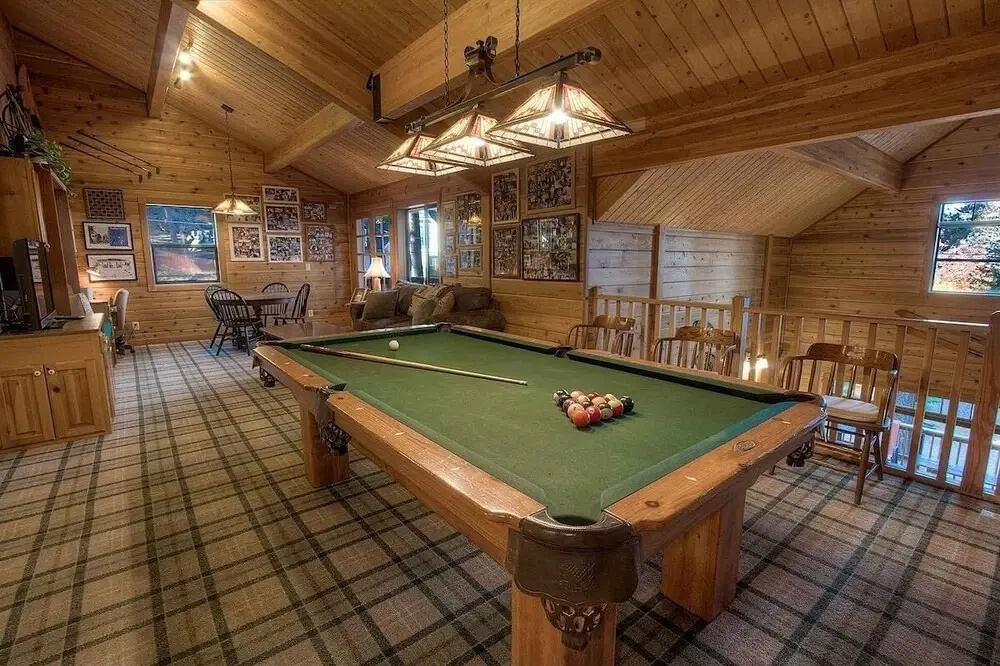 Smokey Joes 5 Bedroom Cabin by RedAwning