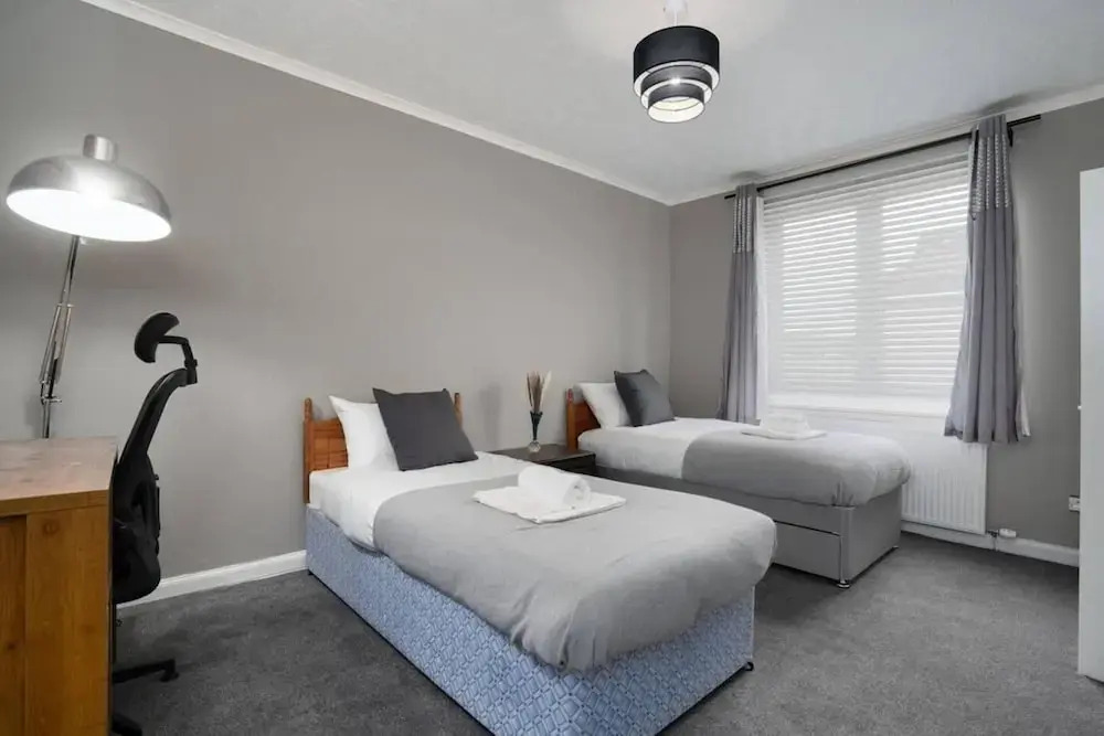 2-bed Flat, Wishaw, Free Parking, Family-friendly