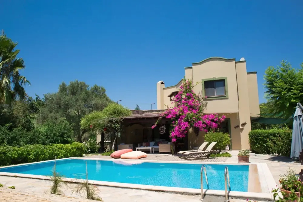Important Group Villa Costa
