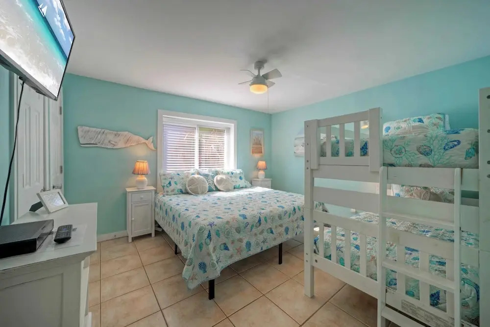 Sleeps 26 3 Island Retreat Condos w/ Beach Access, 2 Pools, Pickleball, Views