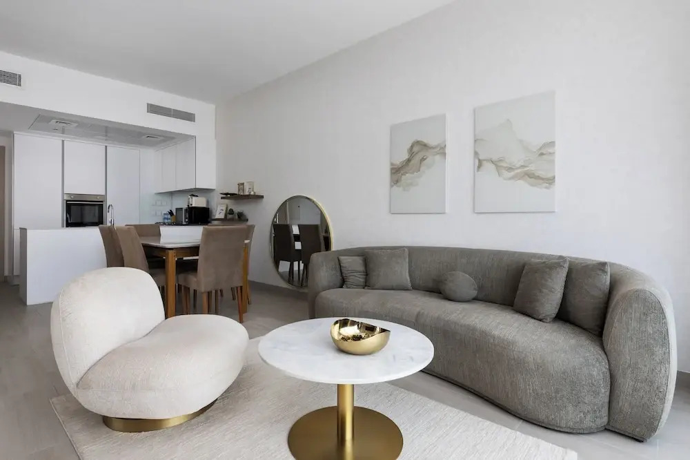 Waves - Urban Chic 1BR Apt With Maid