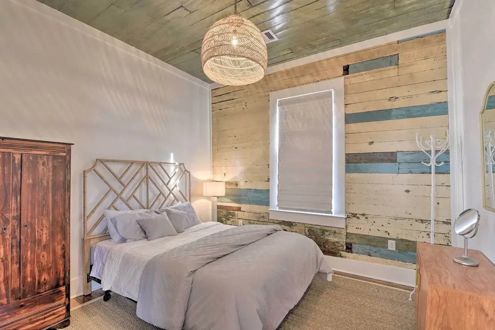 Near Beach & Strand: Bright Cottage in Galveston