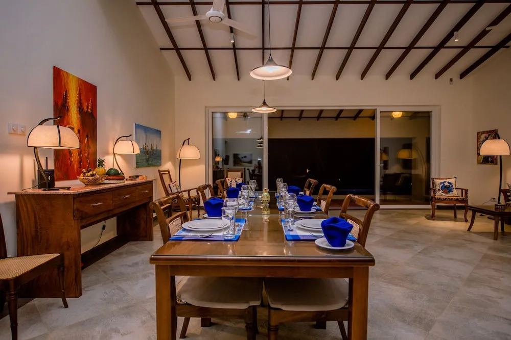 Arhimser Villa-superb 4 bedroom beachfront BB for 8 Ranna, Tangalle, pick up, serviced, taxes included