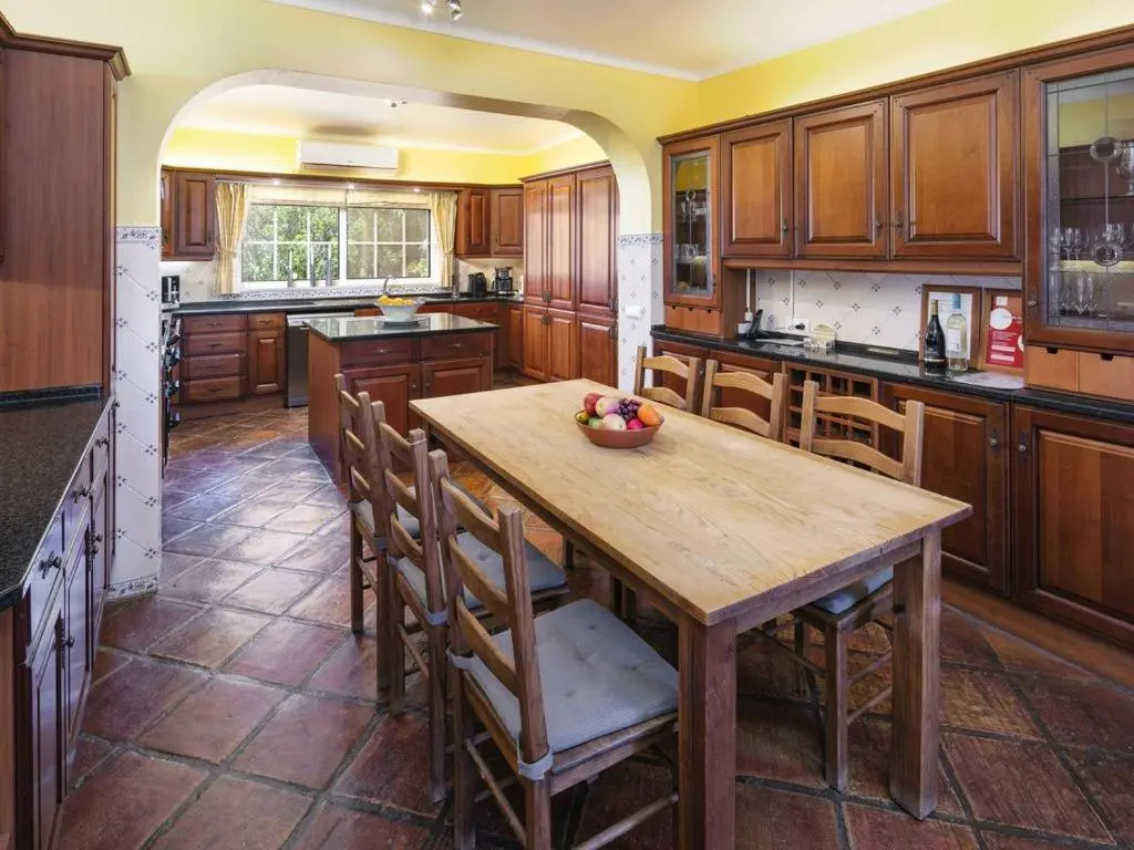 8 bedroom Villa close to Alvor with tennis court table tennis heated private pool air conditionin