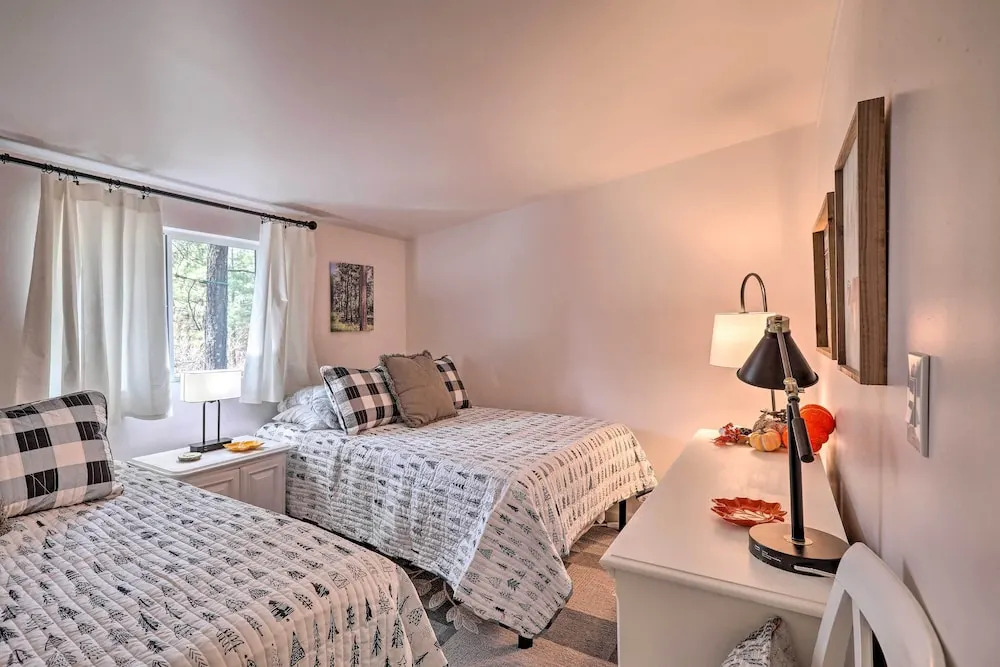 Renovated Cottage w/ Fire Pit in Munds Park!