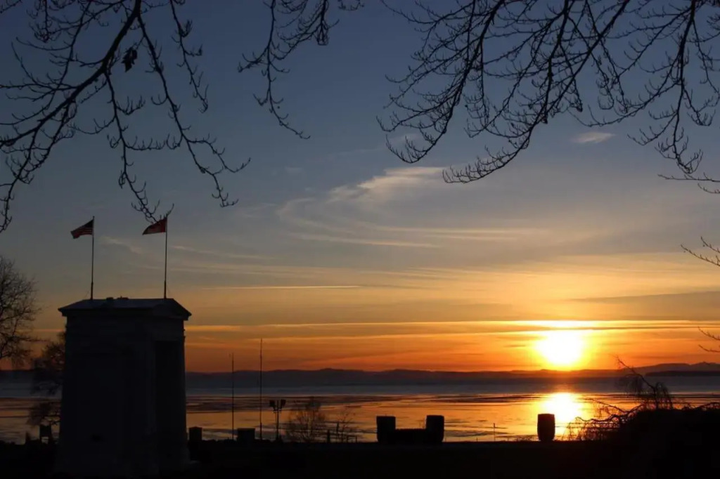 JESI'S NEW HOUSE, Self Entrance 2 BR, Whole Suite, Close To White Rock Beach & US Border