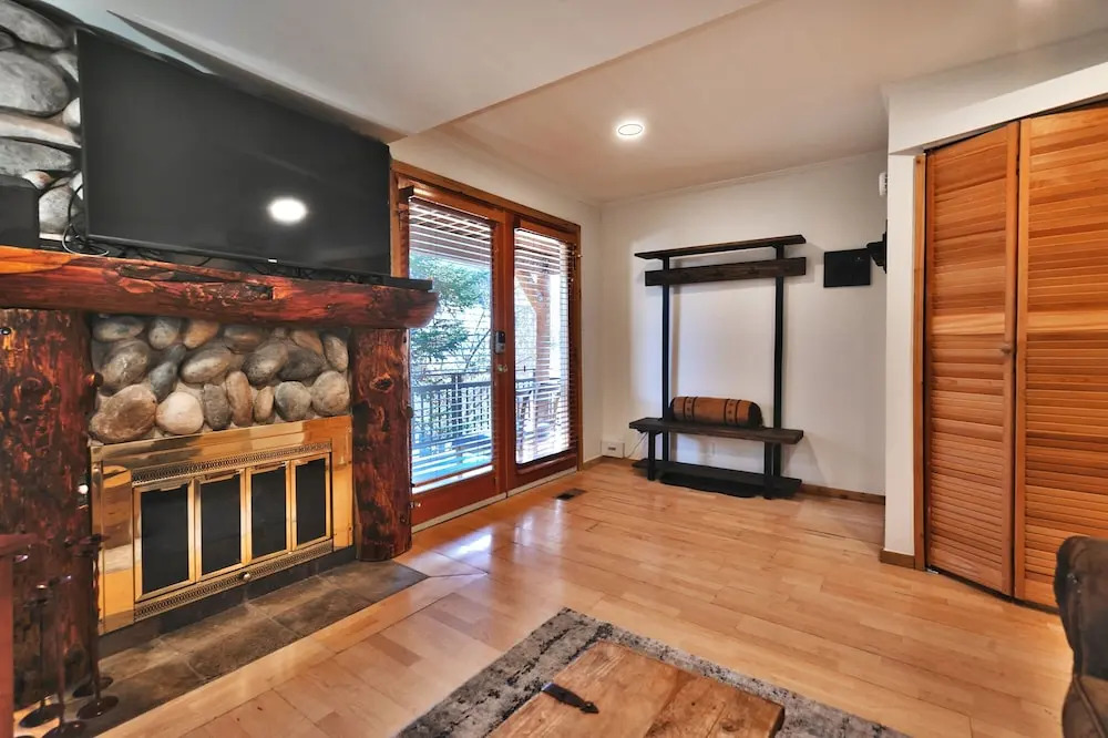 Woodside 11 1 Bedroom Condo by RedAwning