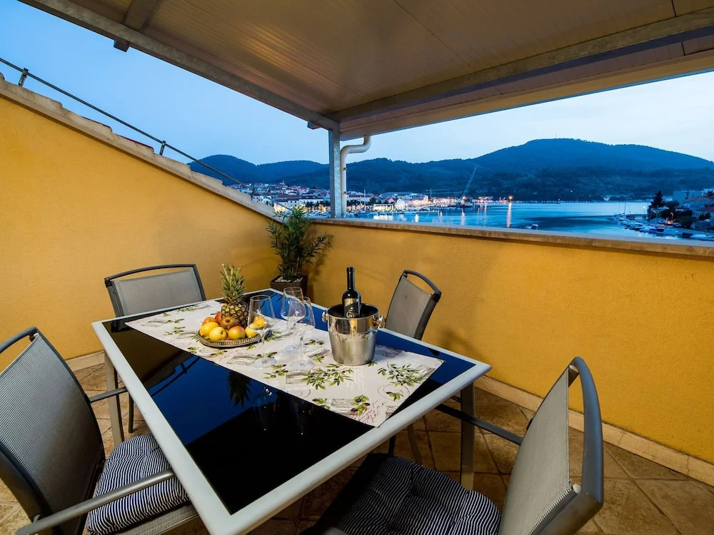 Modern Apartment in Korčula with Terrace