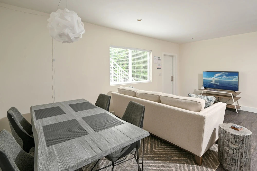 Brand-new All-suite Triplex Unit Near Beach 2 Bedroom Duplex