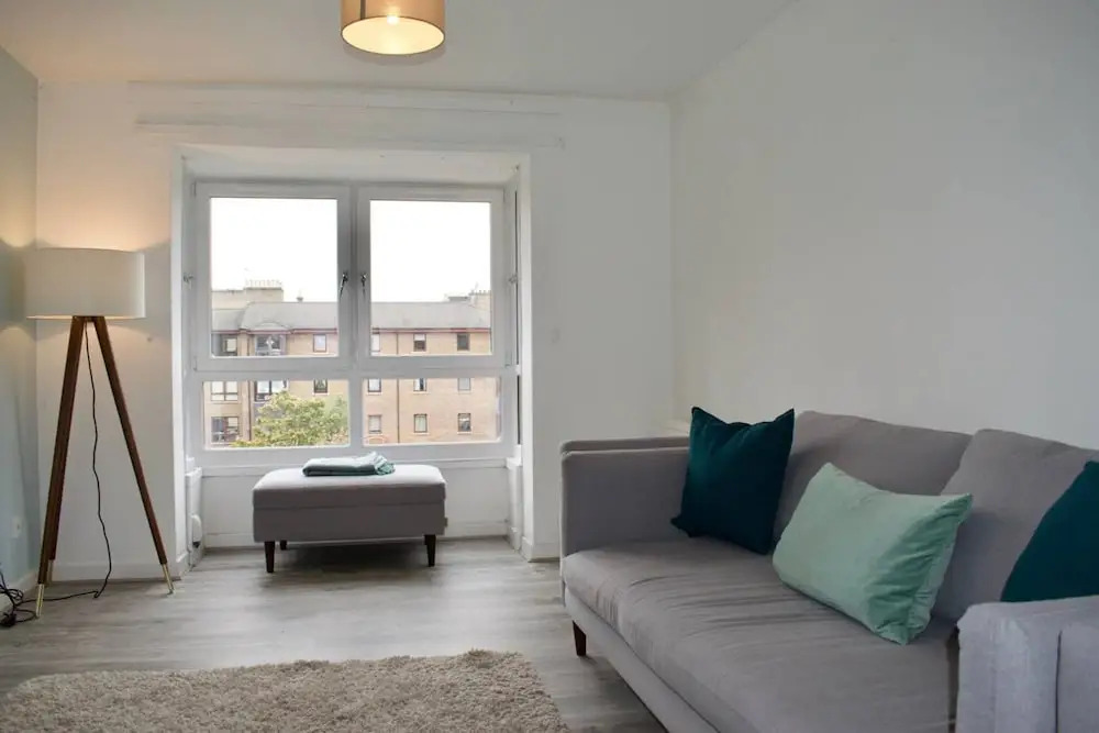 Lovely Spacious 2 Bedroom Flat by the Meadows