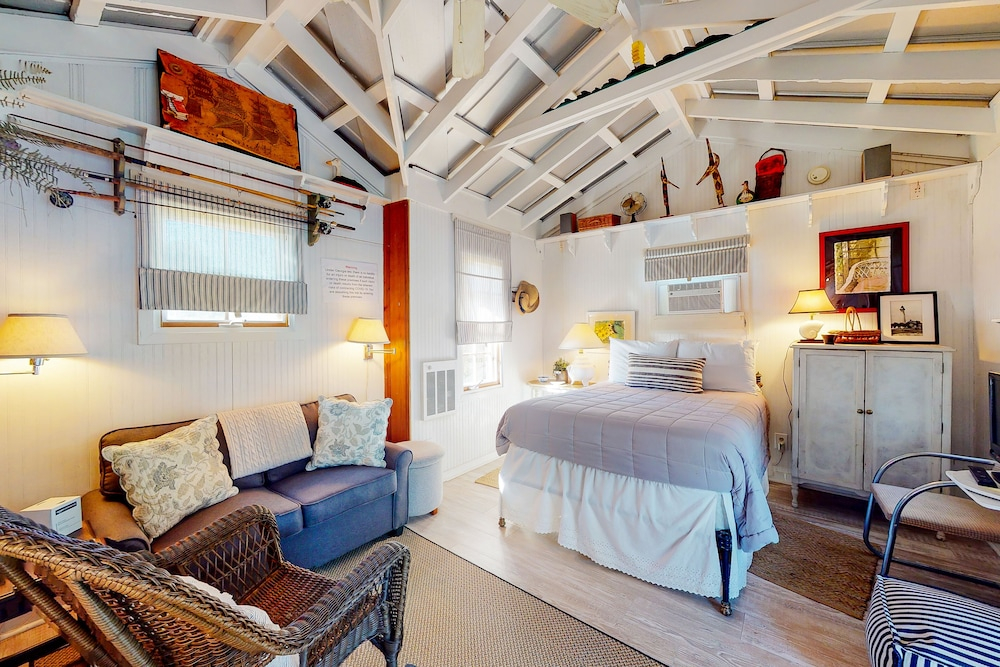 Charming Getaway w/ a Kitchenette & Free Wifi - Walk to the Beach