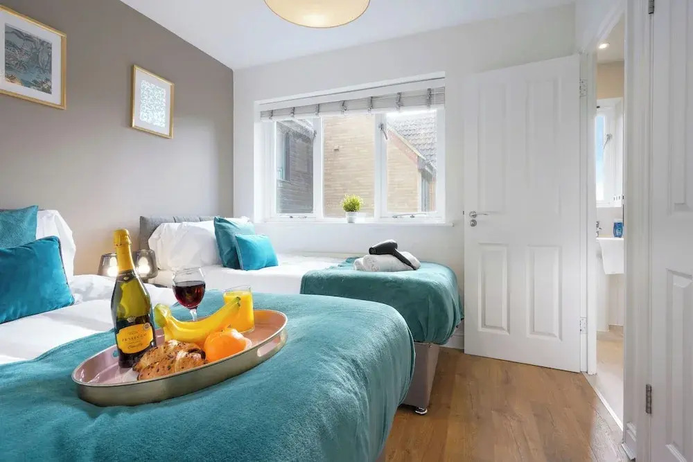3 Bed House - Sleeps 7 - Garden - Parking - Wifi