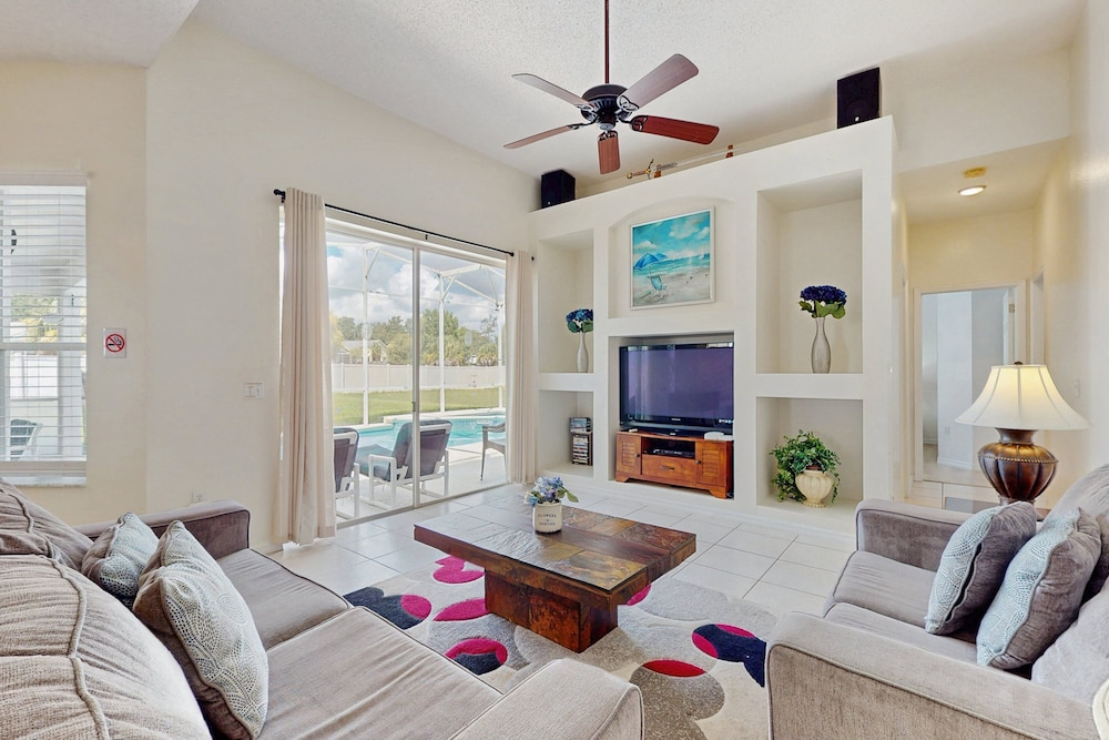 Home Near Disney/golf With Screened Pool, Spa, Pool Table, Foosball, AC, and W/D
