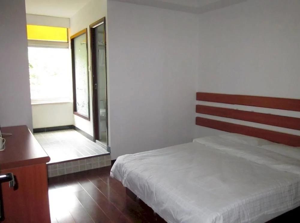 Noah Hotel (Jinan Daming Lake)(如家华驿酒店(济南大明湖历山路店))