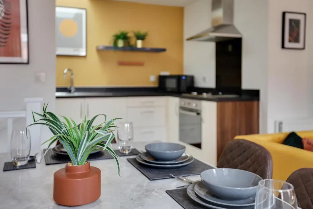 Beautiful Two Bedroom Coach House - Free Parking & Netlfix