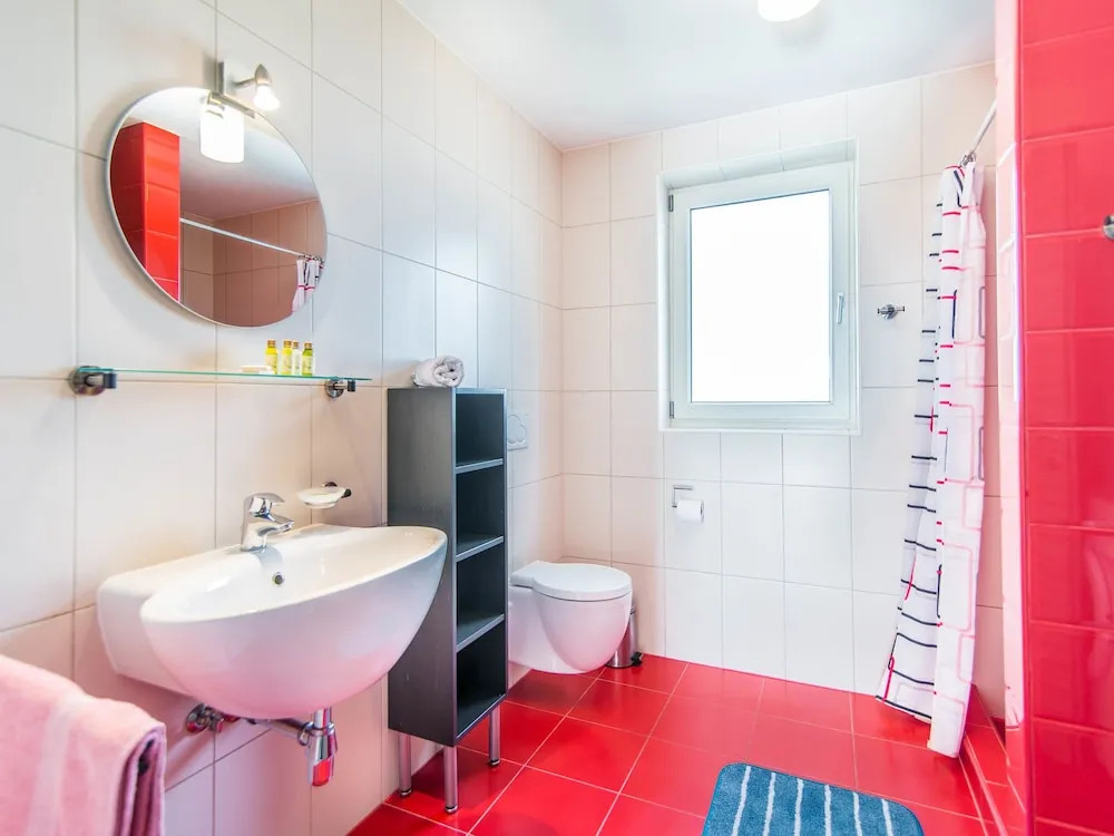 Detached villa with private pool and large garden, in a quiet area