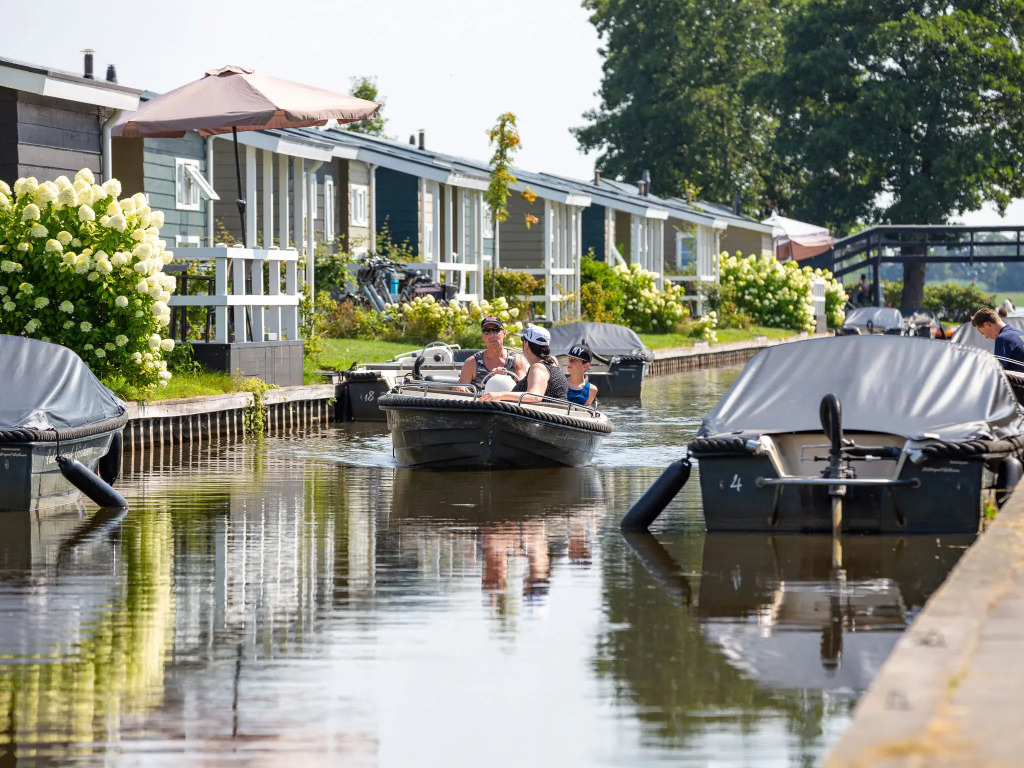 Cozy Chalet With Sloop in Giethoorn