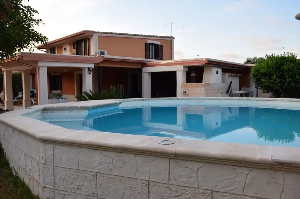 Villa piscina a due passi dal mare