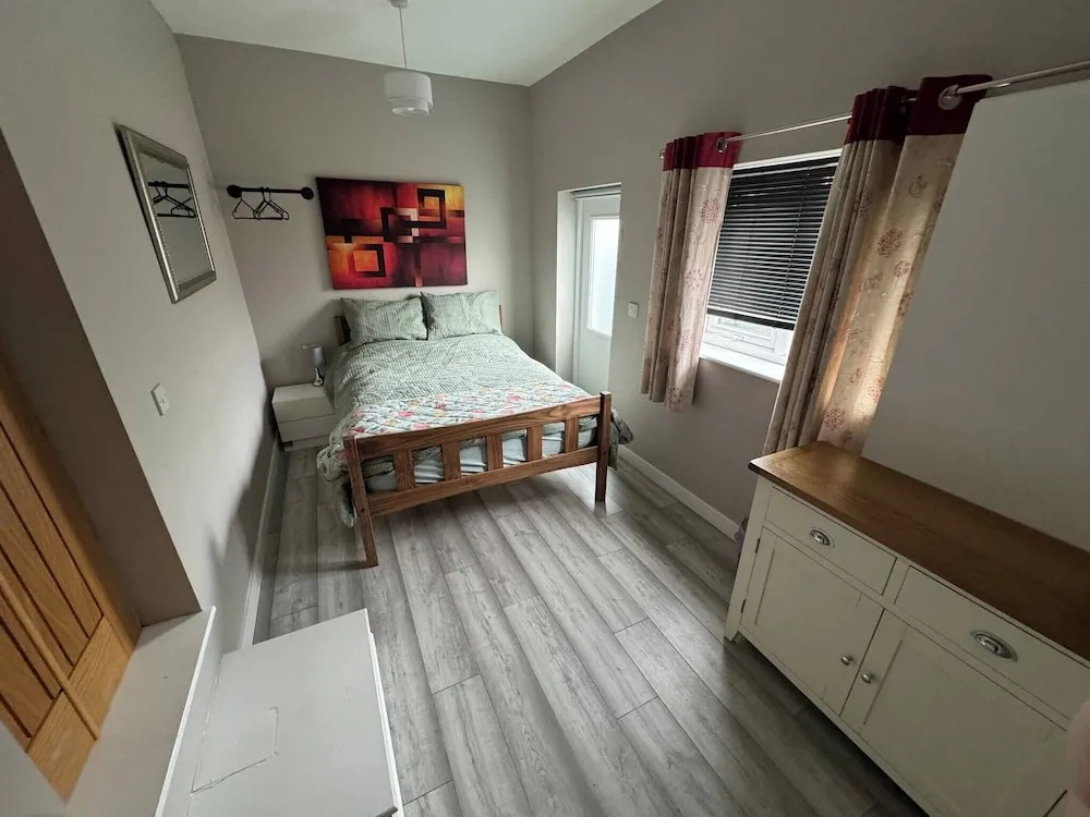 Spacious Luxury House Sleeps 8 Adults