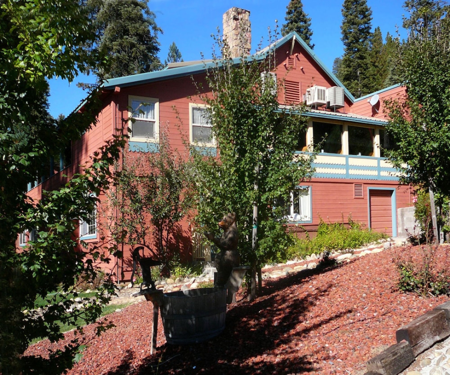 StrawberryInn River Front Resort