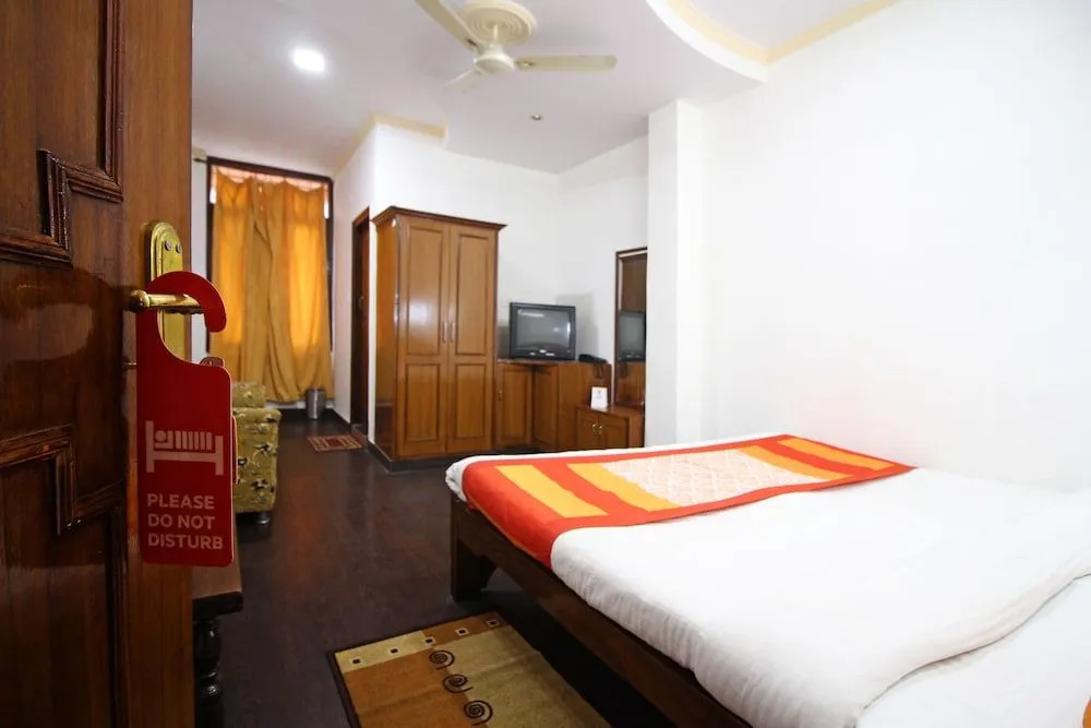 OYO 5459 Hotel Doll's Inn