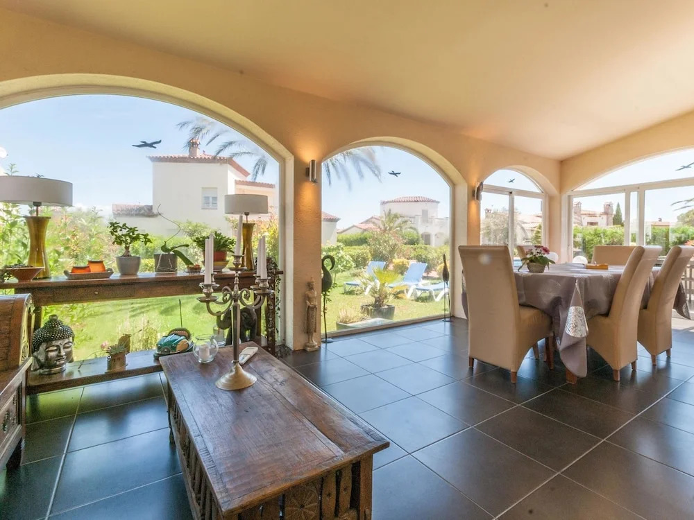 Fantastic Villa for 6 People With Communal Pool in Vilacolum