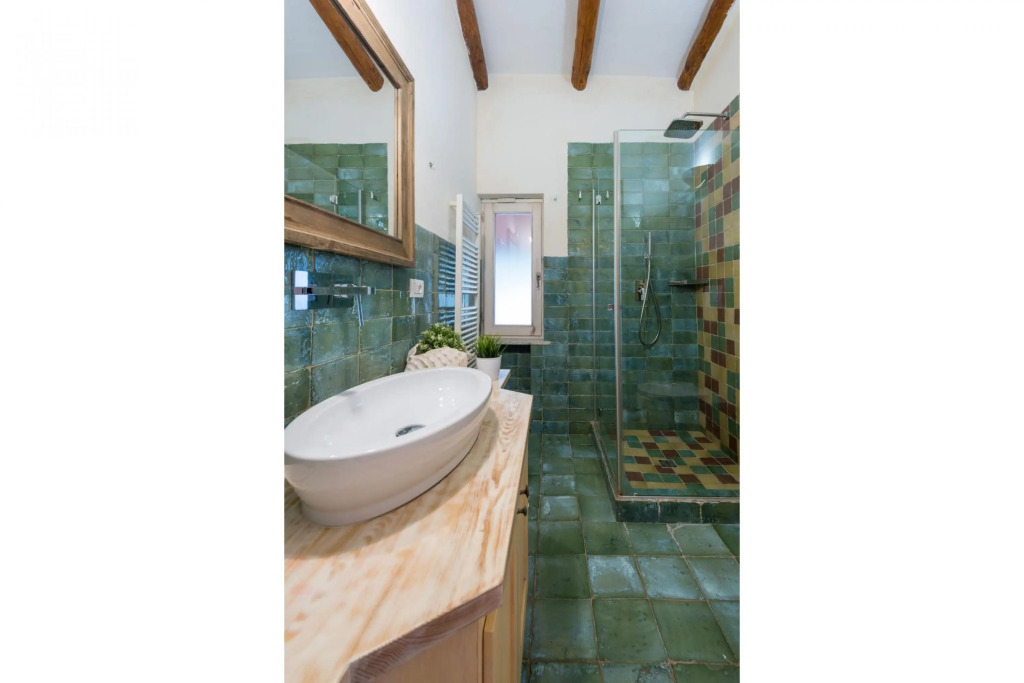 Exclusive villa with swimming pool and private park. The main part hosts 5 comfortable bedrooms (4 d-VILLA NINA